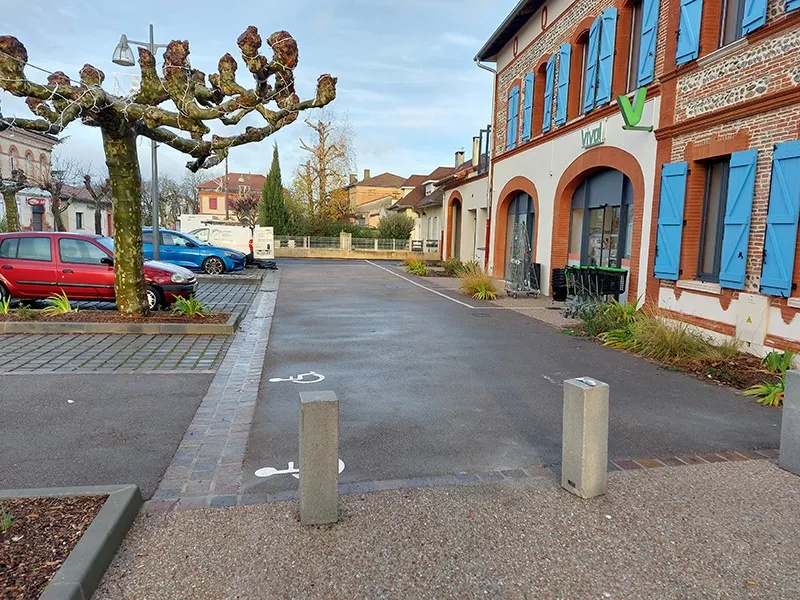 Réaménagement parking / parvis – Bérat