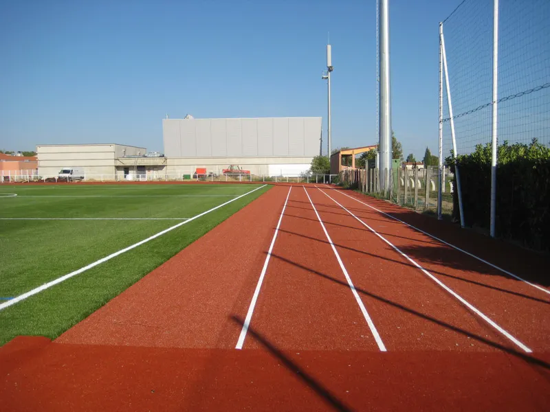 Terrain de sport et piste d&rsquo;athlétisme – Pins- Justaret